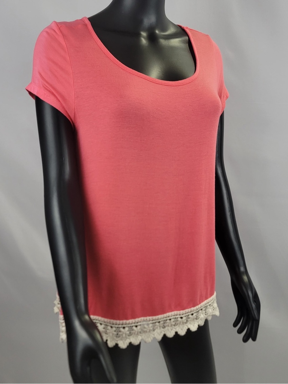 Large Women's Coral Short Sleeve Scoop Neck Top with Crochet Hem